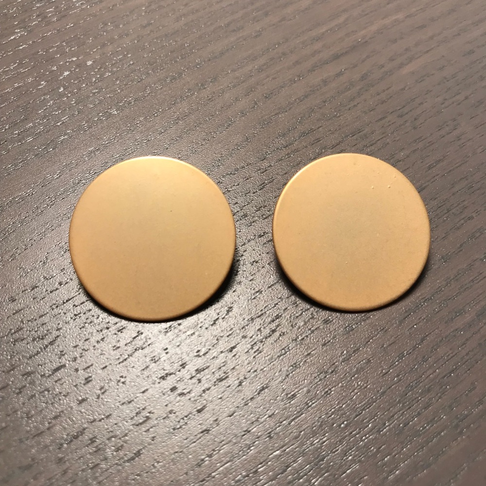 Round gold dot staple stud earrings